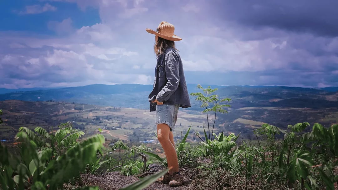 Jessica Lisiewski observa el valle desde una loma en Barichara, Santander