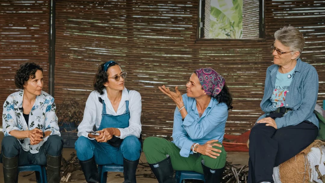 Cuatro mujeres del colectivo de agricultura sintrópica conversan en Lubigará, Barichara