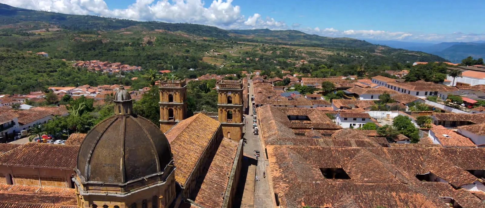 Barichara desde el aire: la cúpula de la catedral, los tejados de barro y el valle verde detrás